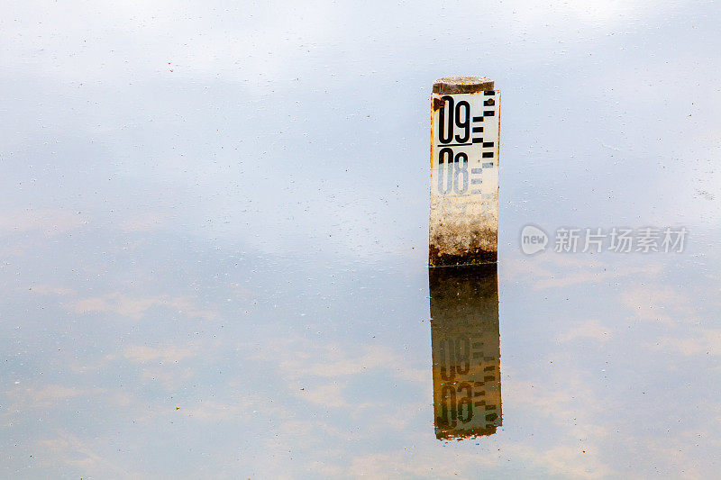 抽象场景与水位深度计伸出海面在Le Crotoy，皮卡第，法国